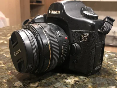 Фотоаппарат Canon EOS 5D с объективом 50mm f/1.4