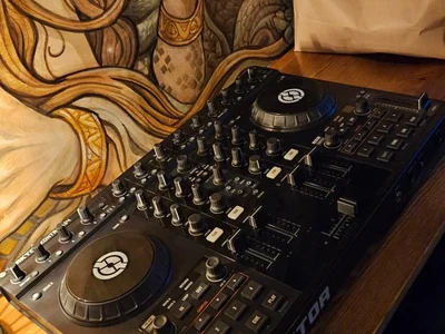 DJ-контроллер Traktor Kontrol S4 MK1