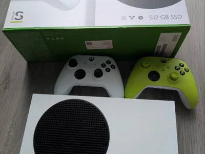 Xbox Series S с 2 геймпадами и коробкой