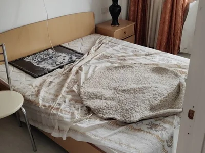 Кровать с матрасом и прикроватными тумбами