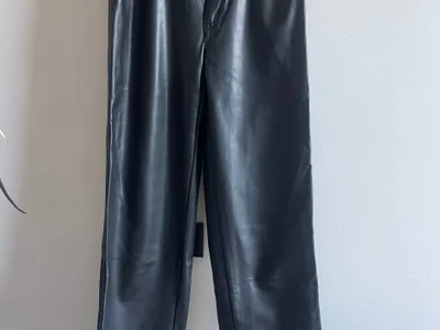 Брюки черные Stradivarius из экокожи