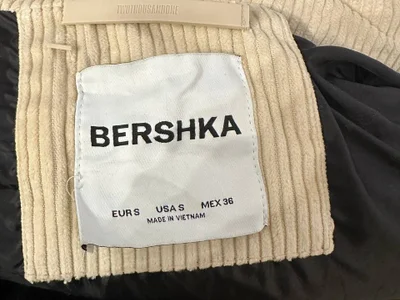 Утеплённая вельветовая куртка Bershka, размер S, светло-бежевого цвета. Свободный крой, высокий воротник, молния и кнопки, два боковых кармана, утяжки снизу. Хорошее состояние. Единственный нюанс — немного отпоролась внутренняя бирка с логотипом.