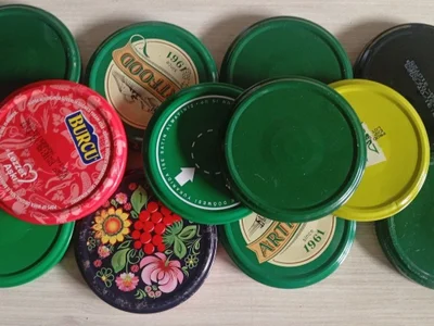 Крышки закручивающиеся, 17 штук