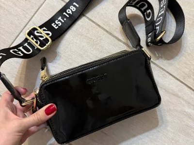 Лаковая сумка Guess через плечо оригинал