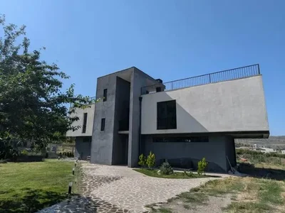 3-этажный дом 533 кв.м в Тхинвала, у Лиси