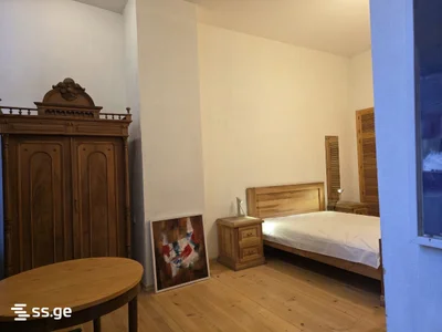 4 room Flat For Rent. Sololaki