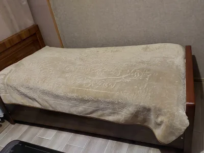 Односпальная кровать с матрасом и отсеком для хранения