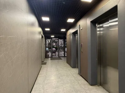 Большую трехкомнатную квартиру с изолированной кухней в Исани, Дирси