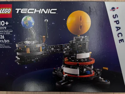 Нераспакованный набор LEGO Technic 42179 «Planet Earth and Moon in Orbit» («Планета Земля и Луна на орбите»