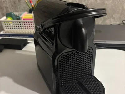 Капсульная кофемашина DeLonghi Nespresso Inissia. В отличном состоянии, компактный дизайн.