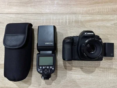 Canon 5D Mark II (Full Frame) с объективом Canon 50mm и вспышкой Godox V860III