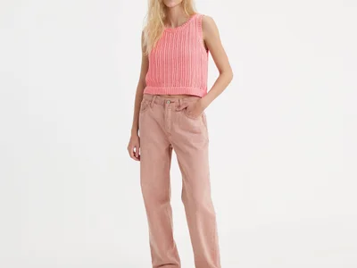Джинсы Levi’s 501 90s. Размер 28/30, это примерно 44-46 и рост 160-165. Стирала, но не носила.