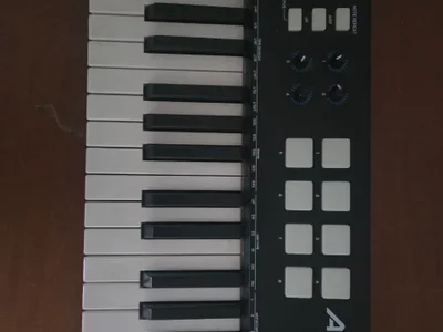 MIDI-клавиатура Alesis V25