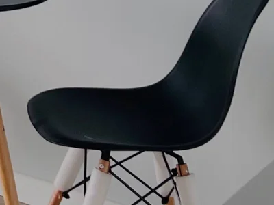 Стулья пластиковые черные