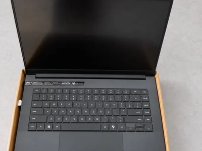 Razer Blade 16 (Ryzen AI 9 365, RTX 5080, 64GB RAM, 2TB SSD)