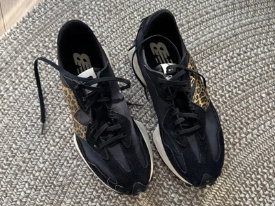 New balance кроссовки с вставками из натуральной замши,состояние новых,размер на фото