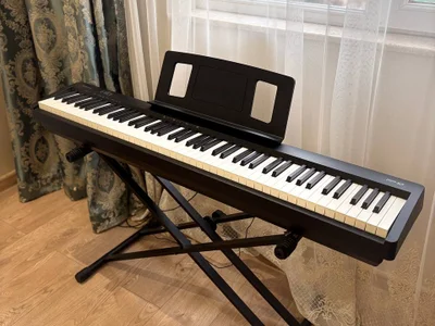 Цифровое пианино Roland FP-10 с подставкой