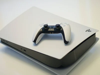 Игровая приставка PS5 с одним джойстиком