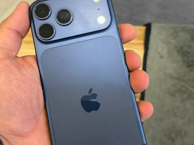 iPhone 17 Pro Max синий