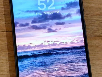 Samsung S23 256Gb Dual SIM 5G. Телефон в идеальном косметическом состоянии, использовался в чехле и с защитным стеклом. Батарея уже держит меньше чем обычно. В комплекте чехол и дополнительное стекло для экрана. Небольшой торг. 800₾