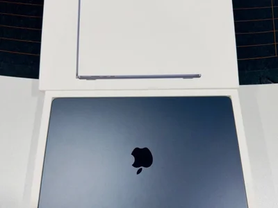 MacBook Air 13,6 дюйма (2025 г.) M4, 16 ГБ ОЗУ, 256 ГБ SSD