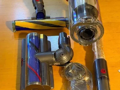 Dyson V15.