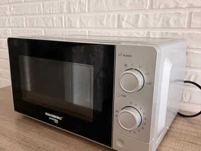 Полностью рабочая микроволновка, доки и коробка в комплекте. Продам за