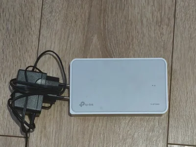 Свитч TP-Link TL-SF1008D + Патч-корд Cablexpert UTP Cat5e 5м + Патч-корд UTP Cat5e 3.5м + Кабель DisplayPort + Держатель для наушников + Переходники под евророзетку (5 шт.) + Металлическая пластина для монитора 30 см