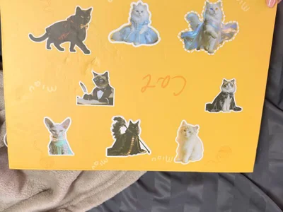 Игрушки и расческа для котов