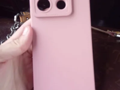 Розовый чехол для iPhone 13