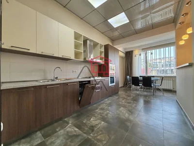 5-комнатная квартира, 170 м², $1300