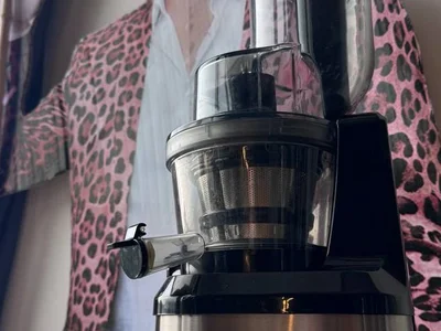 Шнековая соковыжималка Midea MJ-JS2007AW1