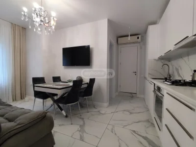 3-комнатная квартира на улице Инасаридзе, 70 м²