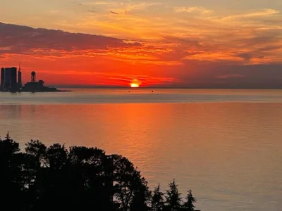 Студия с балконами на море и горы