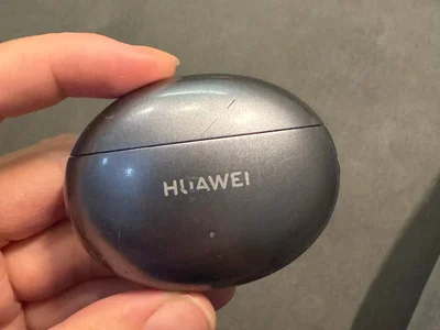 Кейс от наушников Huawei FreeBuds 4i и левый наушник. В рабочем состоянии