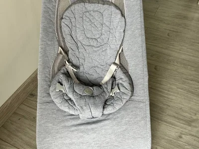 Детский шезлонг качалка Happy Baby Hugger