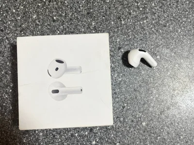 Левый наушник AirPods 4