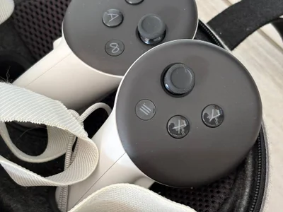 VR-шлем Meta Quest 3s в чехле
