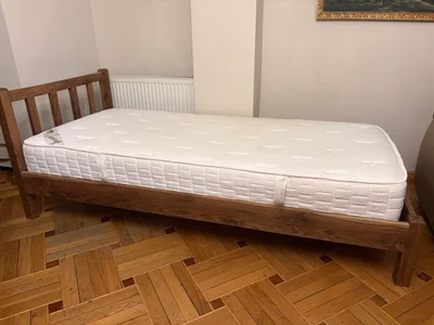 Кровать из массива дерева с матрасом 90х200