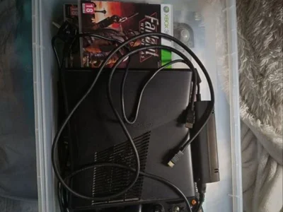 Приставка Xbox 360 с геймпадом и играми