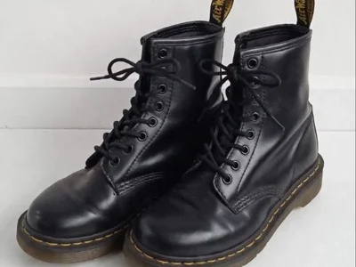 Люксовые кроссовки из коллаба Lanvin Paris с Gallery Dept. Белая кожа, фирменная толстая подошва Curb и ручная роспись с потеками краски на носке. Массивные, удобные, узнаваемые издалека.