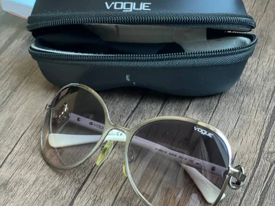 Солнцезащитные очки Vogue