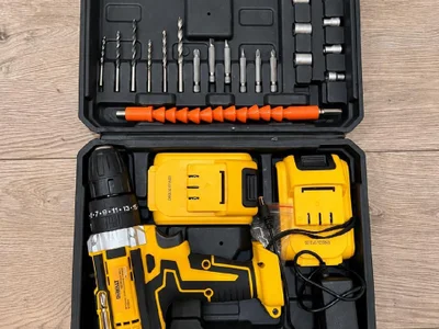 Шуруповерт DEWALT с кейсом и насадками