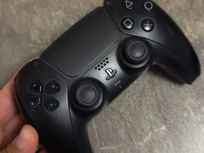 два оригинальных беспроводных контроллера DualSense для PlayStation 5.