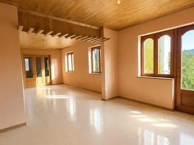 8 room Private House For Sale. Sanzona
