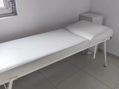 Кушетка белая, тумбочка и зеркало с подсветкой