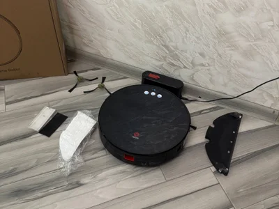 Полностью рабочий, аккумулятор исправен, есть большой бак для мусора, турбощётка и функция влажной уборки. Можно скачать приложение на телефон, составлять расписание уборки и строить карту уборки помещения.