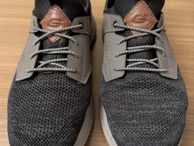 кроссовки Skechers с технологией slip-ins – с твёрдой пяткой, позволяет обувать без рук/ложечки.