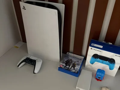 PlayStation 5 с двумя геймпадами и дисками