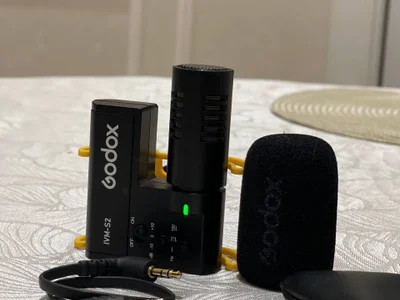 Накамерный микрофон Godox IVM-S2 в идеальном состоянии. В комплекте стерео aux, ветрозащита и чехол. Работает от одной батарейки, за два года ни разу не меняли, держит долго, аппарат надежный.